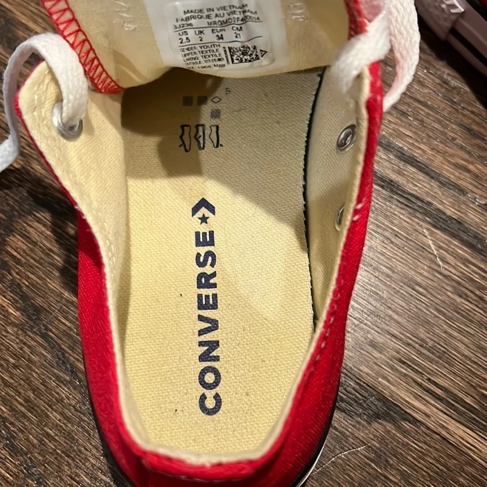 CONVERSE RED SNEAKERS size 2.5